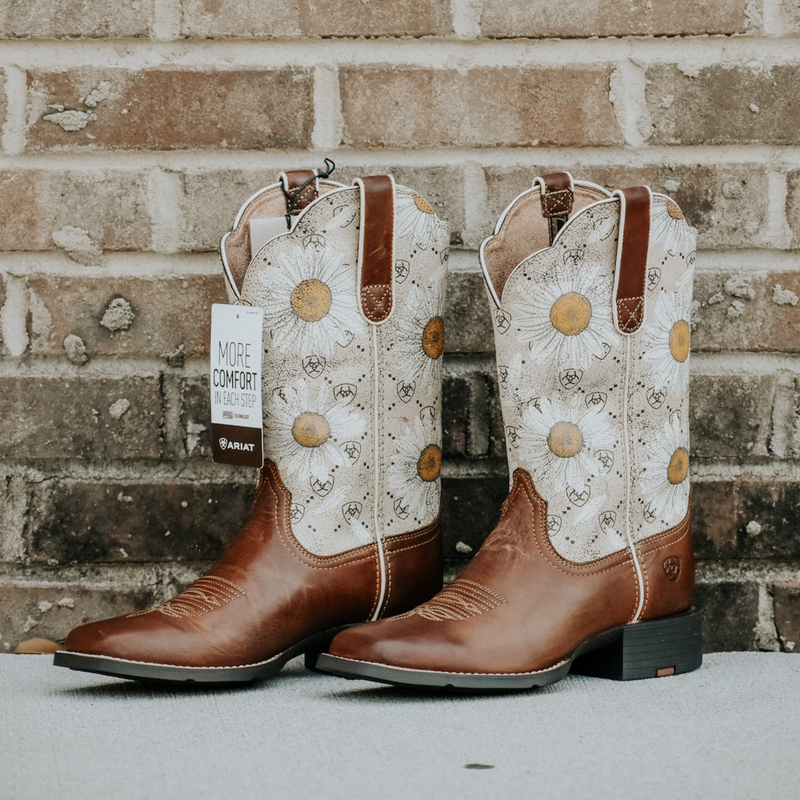 ARIAT WOMEN S ROUND UP WIDE SQUARE TOE WESTERN BOOTS 10046881